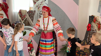 Сотрудники Районного центра культуры и досуга провели фолк-урок для детского лагеря «Росинка»