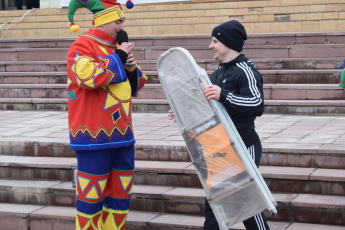 Гремяченец на Масленице в Хохольском покорил столб, установив перед этим рекорд по поднятию гири